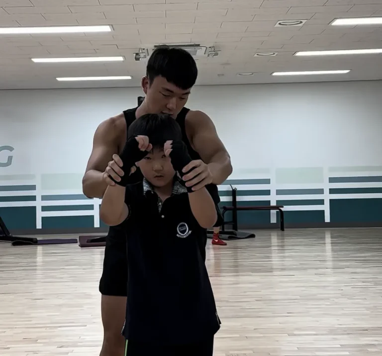 김성현 코치가 1:1 수업을 진행하는 모습