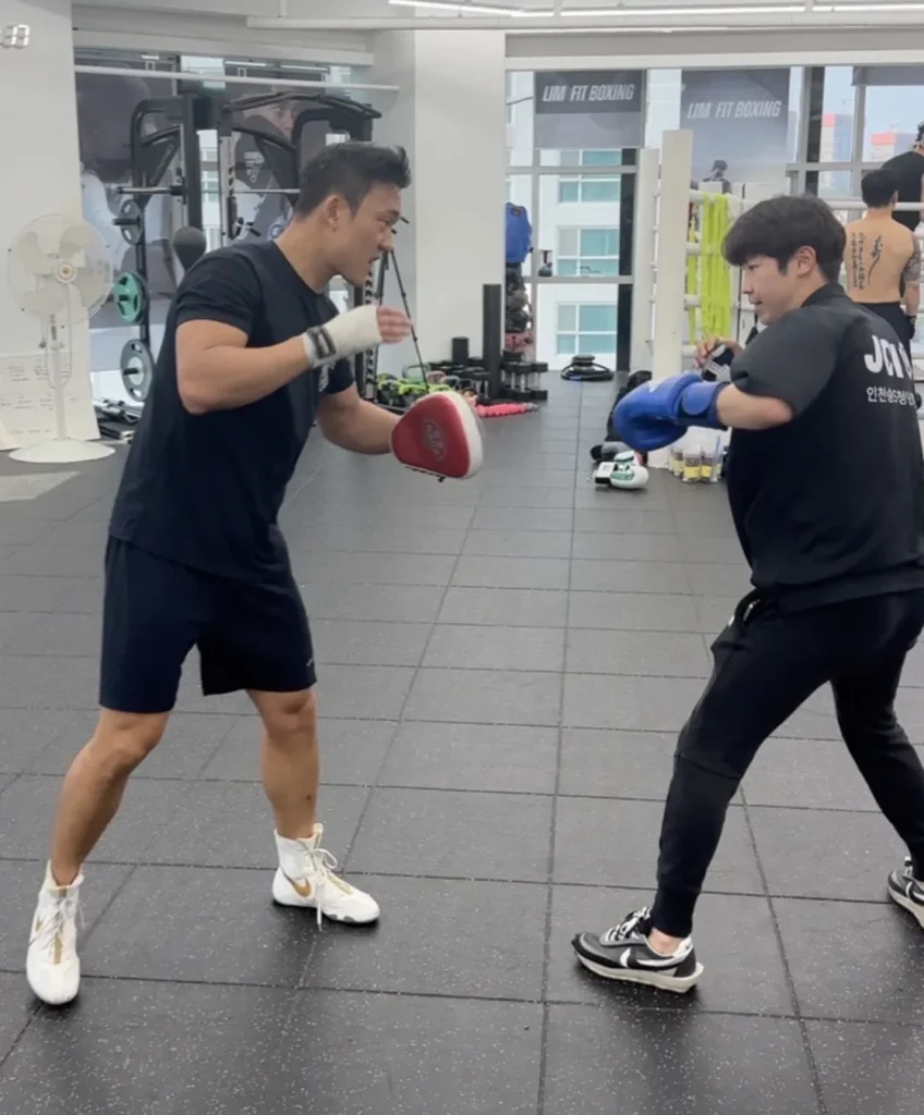 훅을 연습하는 모습